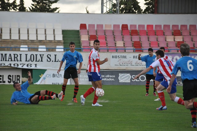 Al Baza le anulan un gol, le expulsan un jugador y pierde 1-0 de penalti