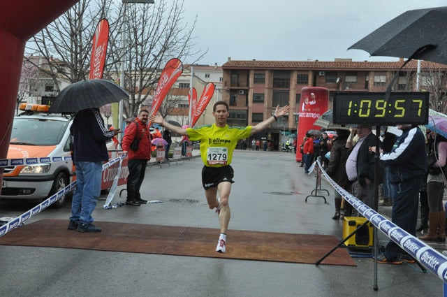 José Manuel Fernández regresa a Baza diez años después para ganar la Media Maratón