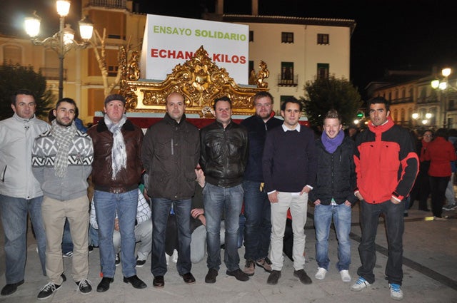 Los costaleros del I Ensayo Solidario, David Bastidas, el Club Tenis de Mesa Baza y a los socios de la cooperativa Padel Baza, Premios Baza Joven 2013
