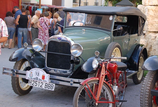 El club de automóviles antiguos de Granada visita Huéscar