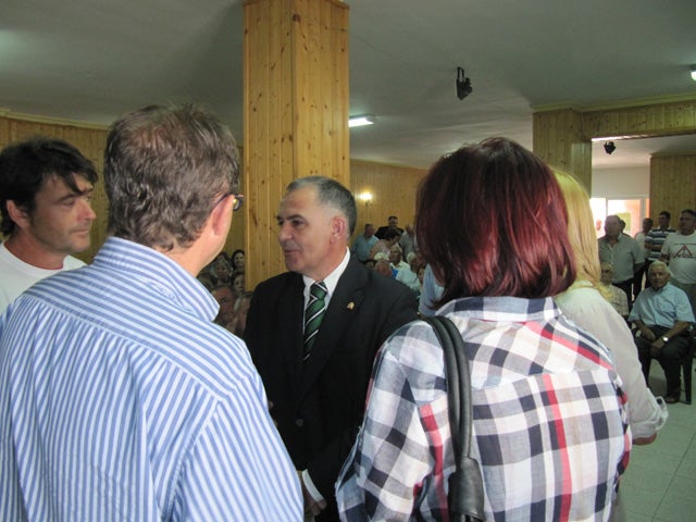 Santiago Pérez visita Cortes de Baza para tratar el tema del agua con vecinos, agricultores y regantes