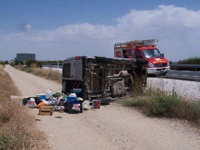 Una persona herida al volcar una furgoneta en la autovía A-92N cerca de Pulpite