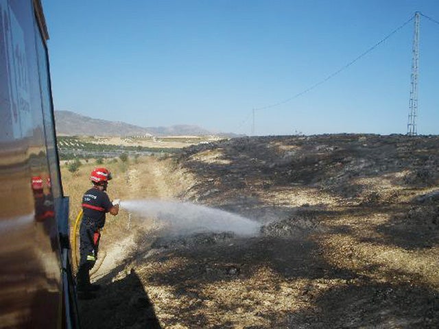 Los bomberos evitan que un incendio afecte a dos naves agrícolas en Cúllar