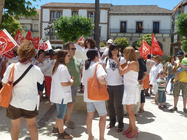 Las trabajadoras de la empresa Ineprodes se concentran para exigir los salarios pendientes