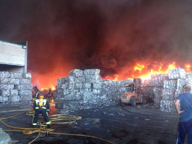 Una dotación de Bomberos de Baza colabora en la extinción de una Planta de Reciclaje en Dólar