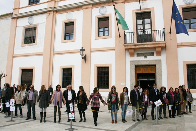 Concejales y trabajadores  ‘abrazan el Ayuntamiento’  en protesta por la reforma de la administración local