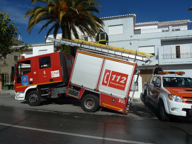 Un camión de bomberos se parte en dos cuando acudía a sofocar un  incendio