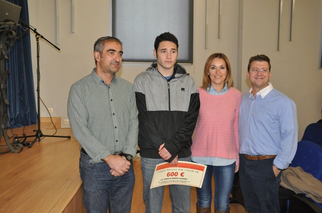 Baza premia a sus mejores estudiantes de bachillerato