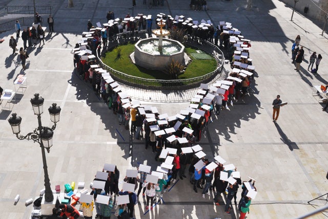 Los estudiantes de Baza forman un lazo gigante contra la Violencia de Género