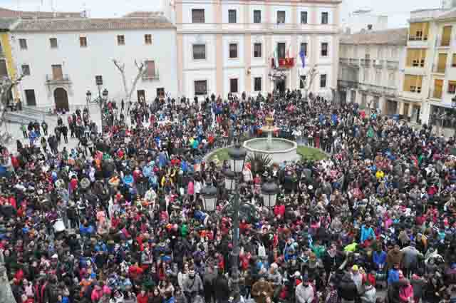 La Plaza Mayor abarrotada el día de la Toma de Baza