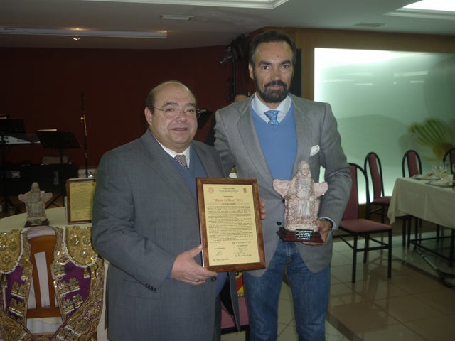 Manuel Jesús ´El Cid´ y al ganadero Francisco Núñez ya tienen su trofeos ´Dama de Baza´
