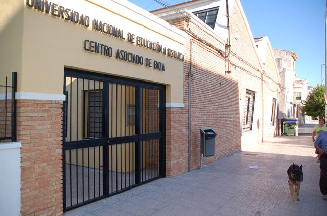 La reforma de la Ley  de la Administración Local pone en peligro la UNED de Baza