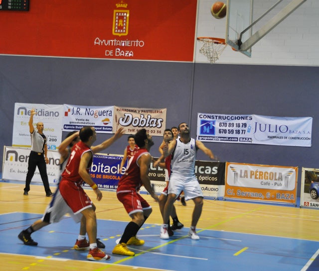 El Meridiano Baza gana 60-72 en Vélez Málaga