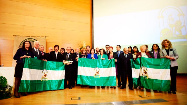 El Ayuntamiento felicita a los colectivos que han recibido la bandera de Andalucía