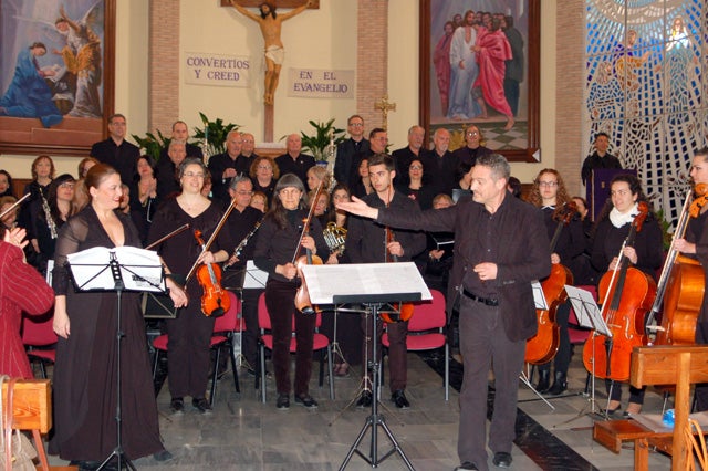 El Coro y Orquesta de la Academia de Artes Escénicas de Baza triunfa con el ´Magnificat´