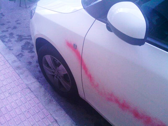 Unos vándalos causan daños a diez vehículos en Baza