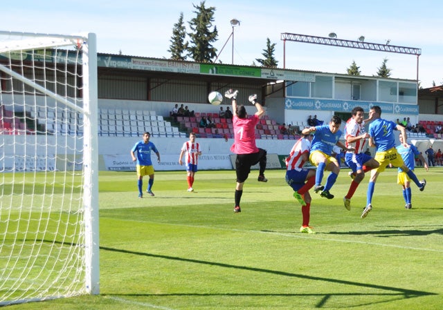 El Baza vence al C. Nijar y se afianza en la tercera plaza