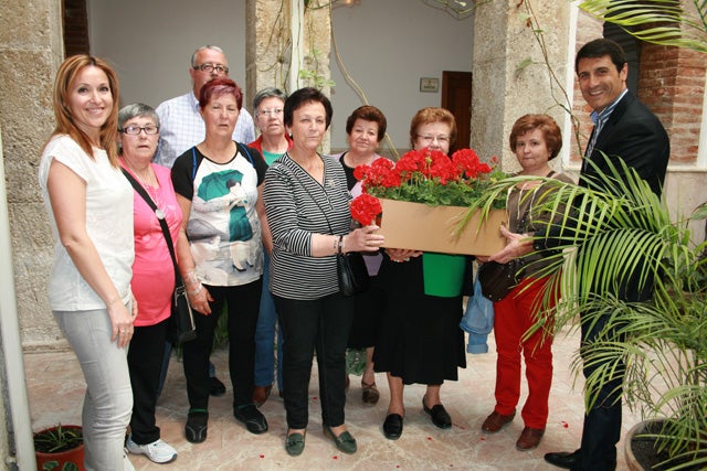 El Ayuntamiento reparte macetas