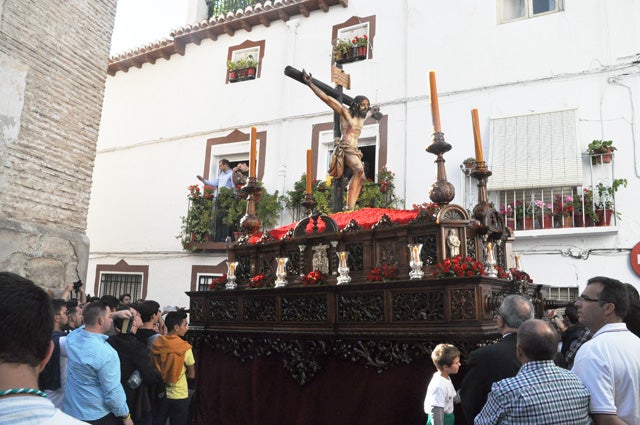 El Cristo del Amor y la banda “Presentación al Pueblo” seguidos por centenares de cofrades