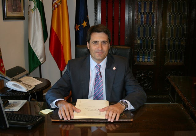 El alcalde  se compromete a solucionar la situación de peligrosidad del  solar incendiado