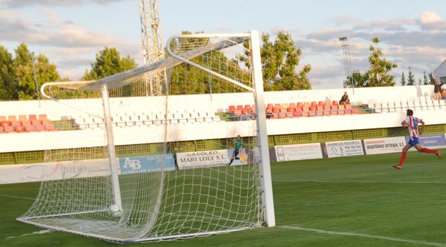 El Baza vence al Universidad de Almería 2-1