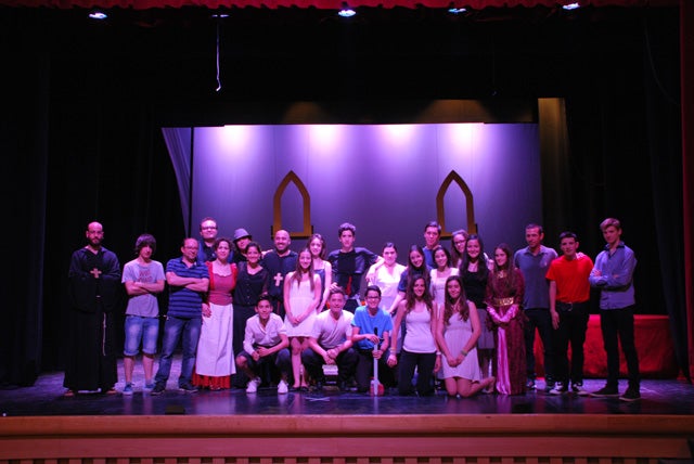 Alumnos y profesores del IES Jiménez Montoya representa ´Romero y Julieta´