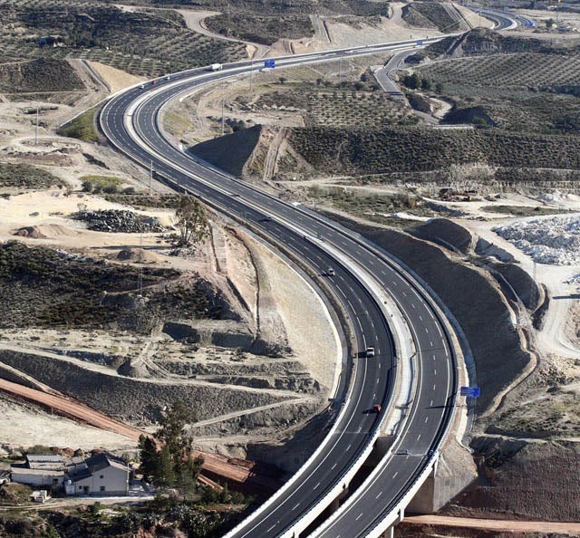 El Ayuntamiento cree más urgente arreglar la A-4200 que la A-334