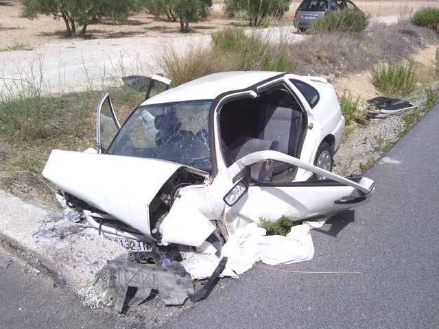 Los bomberos de Baza rescatan a una mujer herida grave en un accidente de tráfico en Hijate (Almería)