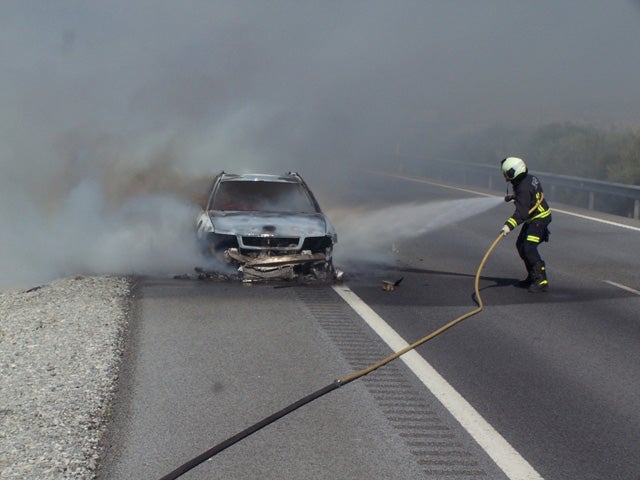 Arde un coche en la A-92 a la altura de Baza