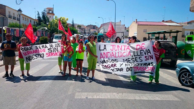 Las trabajadoras de Ayuda a Domicilio de Cuevas del Campo en Huelga