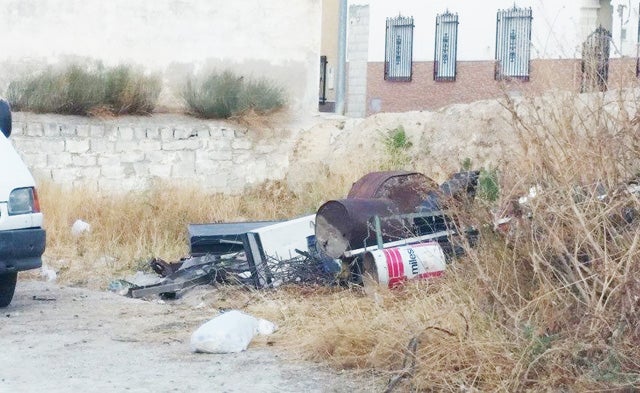 Basurero incontrolado en la calle Jorge Guillén