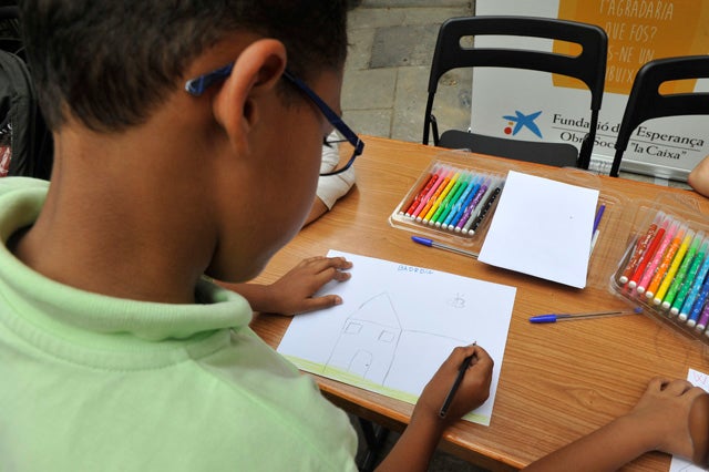 100 escolares de Baza reciben material escolar de la Obra Social de la Caixa