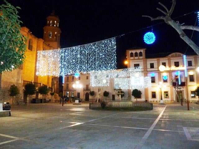 Baza instala sus luces de Navidad