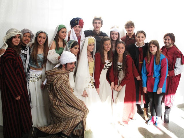 Alumnos del José de Mora escenifican la obra `Otra visión de la Conquista de Baza´