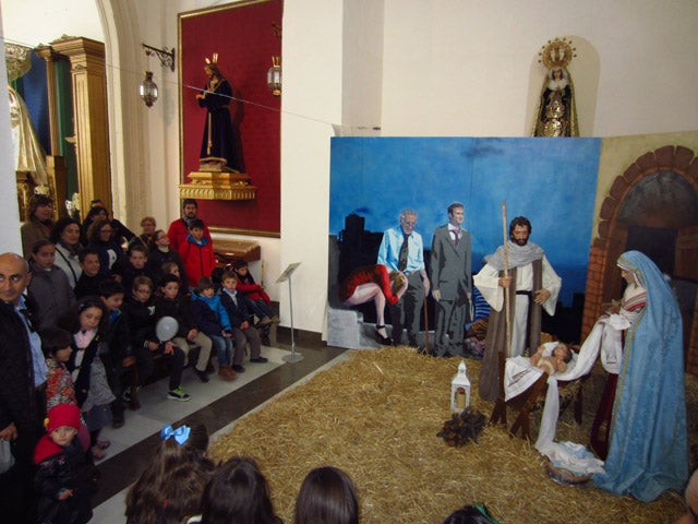 Los niños de Baza visitan los belenes de la mano de Asociación Belenística `la Encarnación´