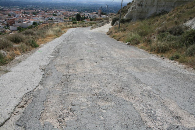 Obras para mejorar el firme de la cuesta del francés en Baza