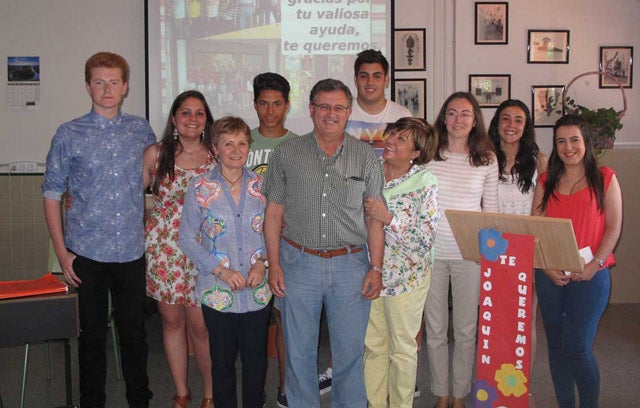Los alumnos del Jose de Mora despiden a Joaquín Ochoa por su jubilación
