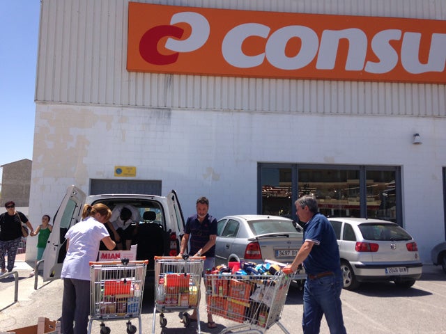 Las cofradías de Baza realizan una gran recogida de alimentos para niños