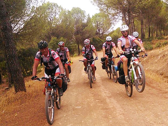 Un grupo de ciclistas del Club BTT PAM de Baza realizan una ruta serrana de 400 kilómetros