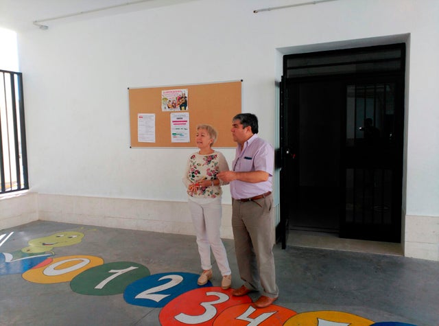 Alcalde de Huéscar visita los centros escolares de la localidad