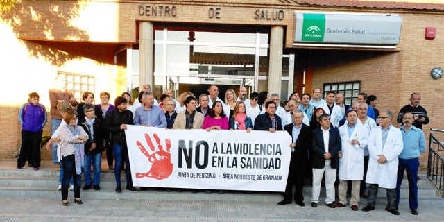 Concentración en Huéscar por la agresión verbal y amenaza al personal del centro de salud