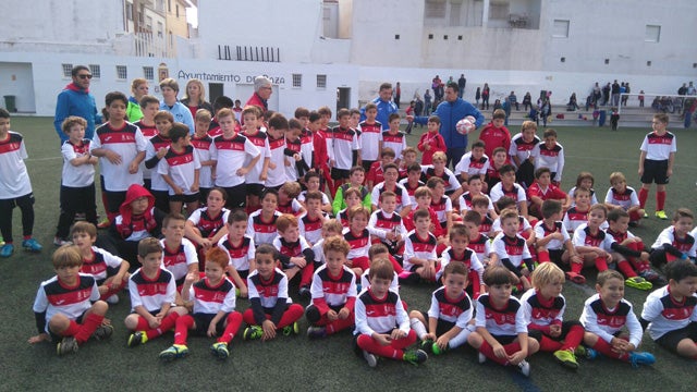 Los jóvenes futbolistas de las escuelas municipales donan  200 kilos de alimentos a Emaús
