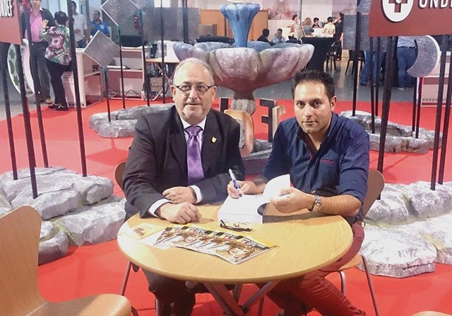 Martínez Pozo hace entrega de su tesis sobre las fiestas de Moros y Cristianos al presidente de la UNDEF