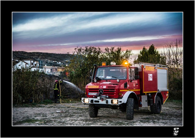 Los bomberos de Baza sofocan dos incendios