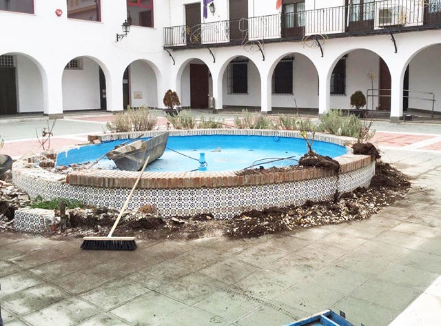 Quintan una fuente en Caniles porque vale menos  hacerla nueva que repararla