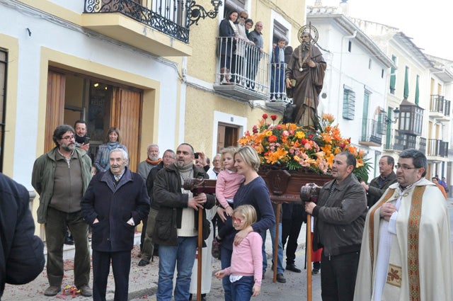 San Antón recorre las calles de Huéscar entre música, petardos y cohetes