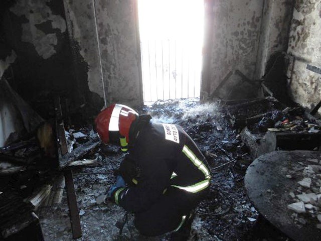 Una mujer y su hijo ilesos tras incendiarse su vivienda