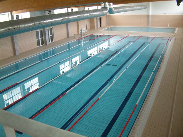 La piscina cubierta de Baza cumple 10 años