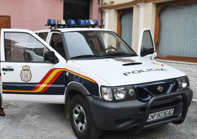 Agentes de la Policía Nacional rescatan a dos personas en los Prados del Rey