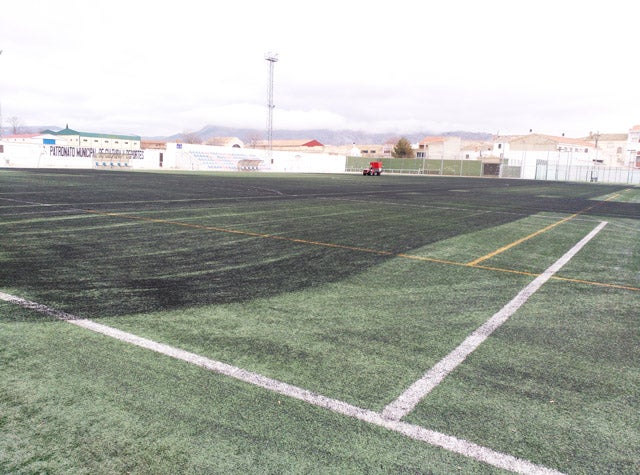Mejoras en el césped artificial del campo de fútbol de Huéscar